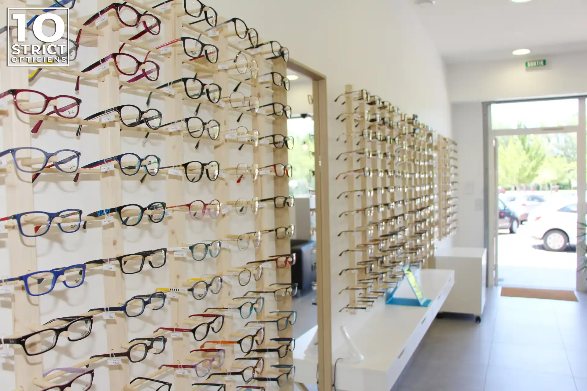 Mur de montures Vayres Optique à Vayres — plus de 500 paires de lunettes en magasin